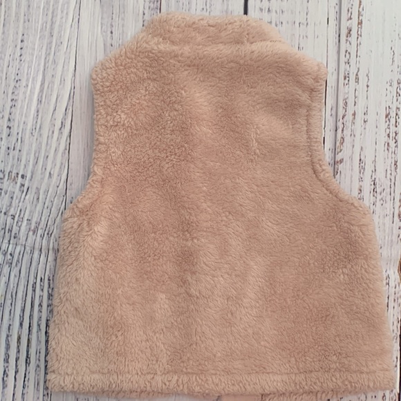 Old Navy baby vest. Blush pink color. Size 6-12 mths. - Picture 3 of 4